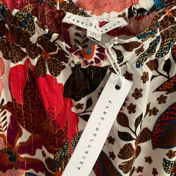 NWT🆕 brand new adorable semi- cropped dressy summer top!☀️ - Picture 4 of 6